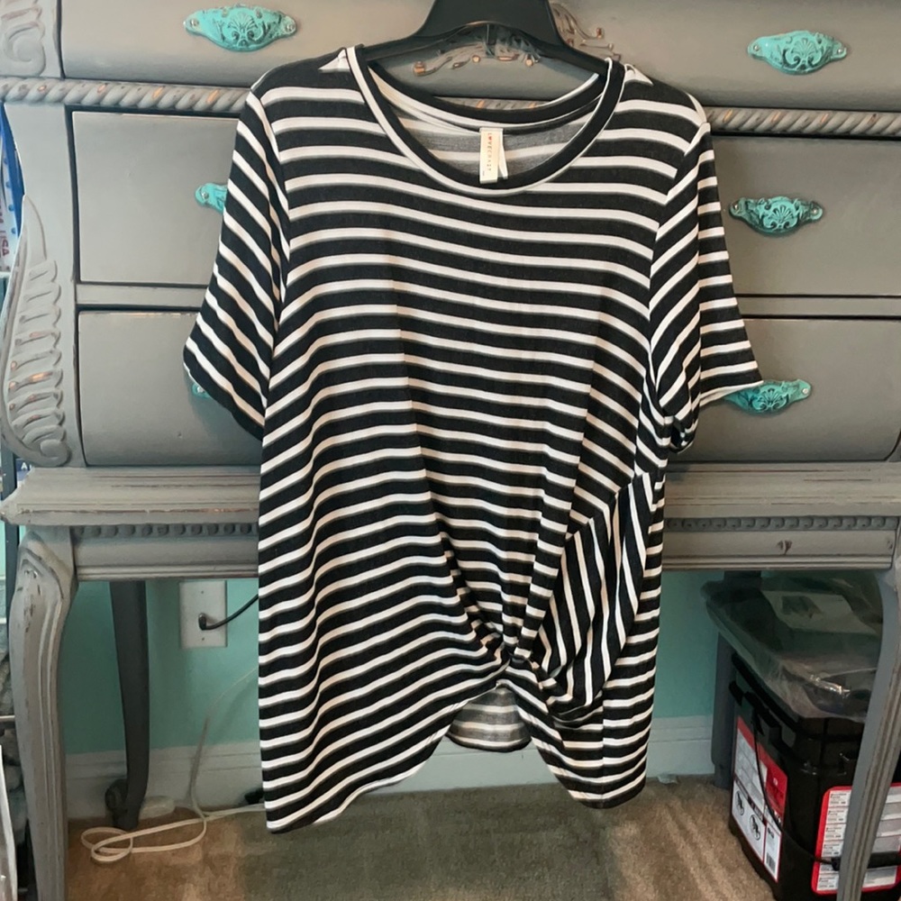 Cute trendy top!